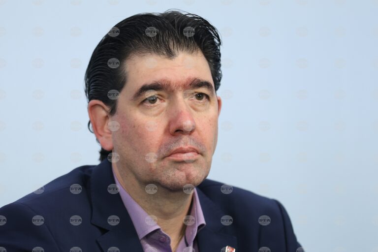 Червените на кръстопът: Конгрес през февруари ще търси изход от кризата